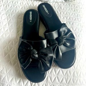 Women slides with bow